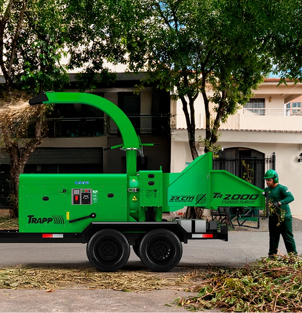 Operação de poda e trituração com o TR-2000